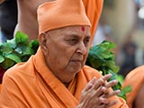  Swamishri greets devotees with 'Jai Swaminarayan'