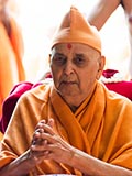  Swamishri greets sadhus with 'Jai Swaminarayan'
