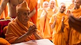  Swamishri greets sadhus with 'Jai Swaminarayan'