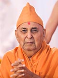  Swamishri greets devotees with 'Jai Swaminarayan'