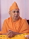 Swamishri greets devotees with 'Jai Swaminarayan'