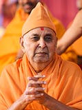  Swamishri greets devotees with 'Jai Swaminarayan'