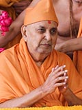 Swamishri greets devotees with 'Jai Swaminarayan'