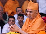  Swamishri greets devotees with 'Jai Swaminarayan'