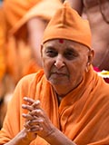  Swamishri greets devotees with 'Jai Swaminarayan'