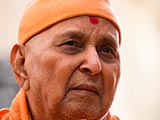  Swamishri greets devotees with 'Jai Swaminarayan'