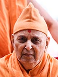  Swamishri greets devotees with 'Jai Swaminarayan'
