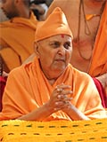 Swamishri greets sadhus with 'Jai Swaminarayan'