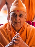  Swamishri greets sadhus with 'Jai Swaminarayan'