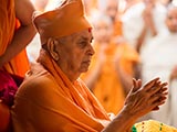  Swamishri greets sadhus with 'Jai Swaminarayan'