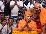  Swamishri greets devotees with 'Jai Swaminarayan'