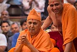  Swamishri greets devotees with 'Jai Swaminarayan'