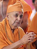  HH Pramukh Swami Maharaj arrives for Thakorji's darshan at 11:20 am