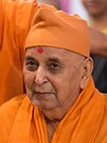  Swamishri greets devotees with 'Jai Swaminarayan'