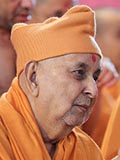  Swamishri greets devotees with 'Jai Swaminarayan'