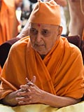  Swamishri greets sadhus with 'Jai Swaminarayan'