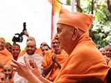  Swamishri blesses devotees