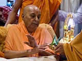  Swamishri doing darshan of Shri Harikrishna Maharaj