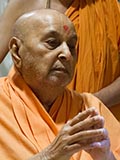  Swamishri engrossed in darshan of Shri Harikrishna Maharaj