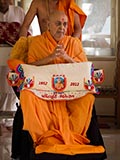  HH Pramukh Swami Maharaj arrives in the gallery at 12.47 pm