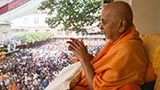  Swamishri greets devotees with 'Jai Swaminarayan'