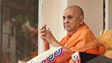  Swamishri greets devotees with 'Jai Swaminarayan'