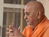  Swamishri greets devotees with 'Jai Swaminarayan'