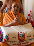  Swamishri greets devotees with 'Jai Swaminarayan'