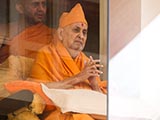  HH Pramukh Swami Maharaj arrives in the gallery at 1.05 pm