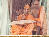  Swamishri greets devotees with 'Jai Swaminarayan'
