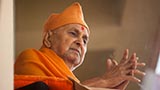  Swamishri greets devotees with 'Jai Swaminarayan'