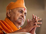  Swamishri greets devotees with 'Jai Swaminarayan'