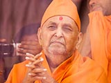  Swamishri greets devotees with 'Jai Swaminarayan'
