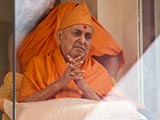  Swamishri greets devotees with 'Jai Swaminarayan'