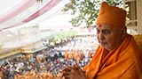 Swamishri greets devotees with 'Jai Swaminarayan'