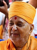 Swamishri in a divine, jovial mood