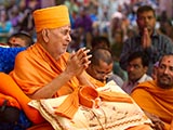 Swamishri greets devotees with 'Jai Swaminarayan'