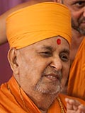 Swamishri in a divine, jovial mood
