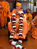 Senior sadhus honor Swamishri with garlands