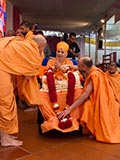Pujya Viveksagar Swami honors Swamishri with a garland