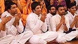 Devotees doing darshan of Swamishri