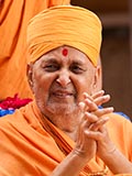 Swamishri greets devotees with 'Jai Swaminarayan'