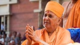 Swamishri greets devotees with 'Jai Swaminarayan'