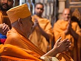 Swamishri doing darshan of Thakorji