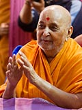  HH Pramukh Swami Maharaj arrives for Thakorji's darshan at 1:25 pm