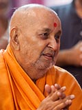  Swamishri greets devotees with 'Jai Swaminarayan'