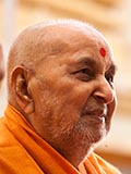  Swamishri greets devotees with 'Jai Swaminarayan'