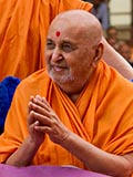  Swamishri greets devotees with 'Jai Swaminarayan'
