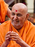  Swamishri greets devotees with 'Jai Swaminarayan'