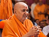  Swamishri greets devotees with 'Jai Swaminarayan'